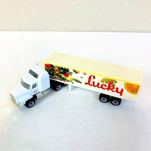 1981 Matchbox Mack Truck W/ Lucky Grocery Trailer 7” - Picture 2 of 8